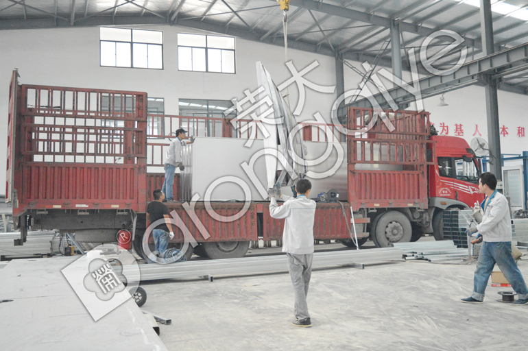 山東公交候車亭裝車圖一